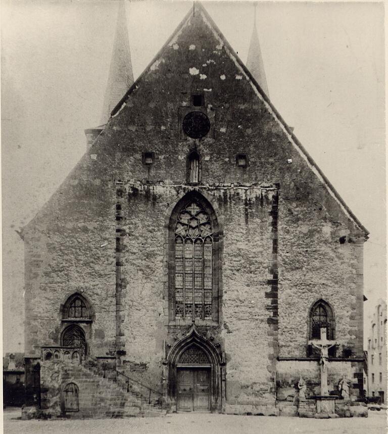 So sah zu Zeiten von Caspar Klee die Westseite der Stadtpfarrkirche von Gerolzhofen aus. Später wurde hier der Erweiterungsbau angefügt.&nbsp;