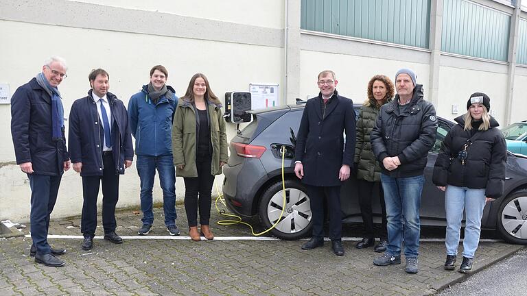 Im Bild (von links): Schulleiter Bernhard Seißinger, Oberstufenkoordinator Marco König, Seminarleiter Tobias Schasching, Sabine Rautert von der N-ERGIE Unternehmensentwicklung, Realschulleiter Lars Ziegler, stellvertretende Schulleiterin Petra Sokol-Pemöller, ausführender Elektriker Bernhard Scheller sowie stellvertretend für das P-Seminar Hanna Weissenseel.