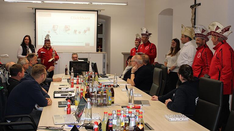 OCC-Sitzungspräsident Matthias Stumpf (Fünfter von rechts), der OCC-Elferrat samt Prinzenpaar Annemarie I. und Florian I. (Dritte und Vierter von rechts) und das Gerstenesel-Orchester statteten Bürgermeister Michael Schnupp (Bildmitte) und den Stadträten in der jüngsten Sitzung einen Besuch ab.