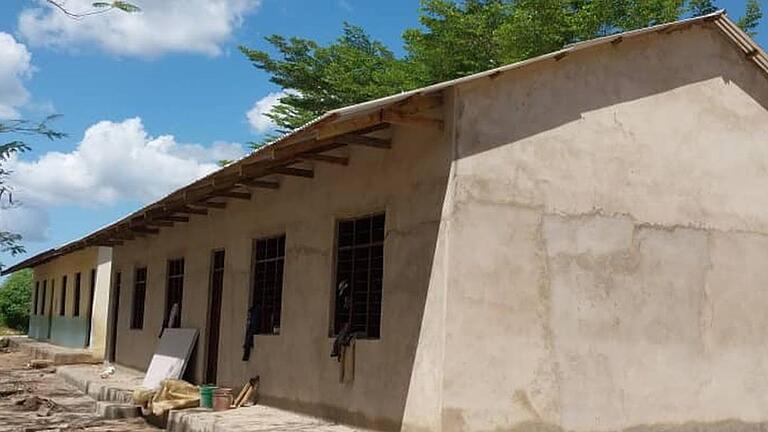 Zwei neue Klassenzimmer für die Grundschule Tumaini wurden hochgezogen, innen verputzt und der Fußboden gegossen. Nun soll das Gebäude ein paar Wochen austrocknen, um dann nach den Juni-Ferien genutzt zu werden.       -  Zwei neue Klassenzimmer für die Grundschule Tumaini wurden hochgezogen, innen verputzt und der Fußboden gegossen. Nun soll das Gebäude ein paar Wochen austrocknen, um dann nach den Juni-Ferien genutzt zu werden.