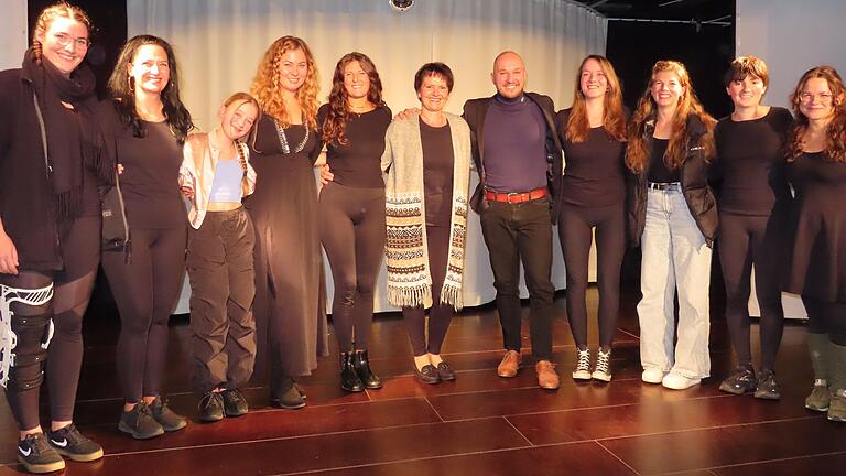  Strahlende Gesichter nach dem Premierenabend der Kleinkunstbühne Bischofsheim (von links) Juliane Schmitt, Tina Mai, Sienna Mai, Ramona Salatsch, Lea Wagner, Angelika Enders, Viktor Flegler, Franziska Scherf, Lisa Wagner, Clara Urban und Johanna Jagusch. Strahlende Gesichter nach dem Premierenabend der Kleinkunstbühne Bischofsheim (von links) Juliane Schmitt, Tina Mai, Sienna Mai, Ramona Salatsch, Lea Wagner, Angelika Enders, Viktor Flegler, Franziska Scherf, Lisa Wagner, Clara Urban und Johanna Jagusch.