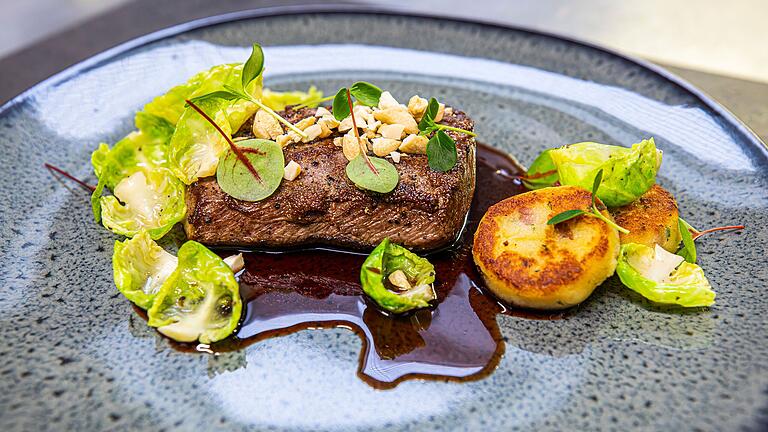 Marc Wiederer bereitete einen Rehrücken in Trauben-Buttersauce, mit Macaire Kartoffeln zu. Marc Wiederer bereitete einen Rehrücken in Trauben-Buttersauce, mit Macaire Kartoffeln zu.