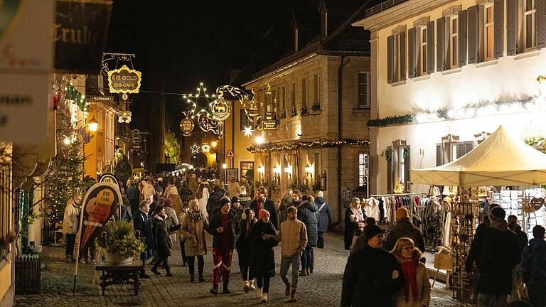 Der 40. Sommerhäuser Weihnachtsmarkt ist eröffnet. Am ersten Wochenende geht es dort etwas gemütlicher zu als an den folgenden. Der 40. Sommerhäuser Weihnachtsmarkt ist eröffnet. Am ersten Wochenende geht es dort etwas gemütlicher zu als an den folgenden. 