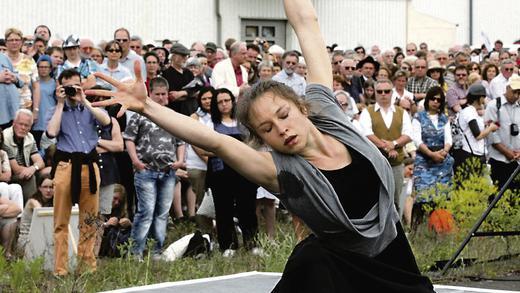 Gewidmet den Opfern der Deportationen: Choreografiert von Thomas Kopp tanzten drei Solistinnen des &bdquo;tanzSpeichers&ldquo; am Aumühl-Ladehof drei so genannte Miniaturen des Erinnerns.