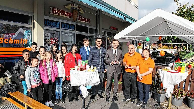 Supermarkt für alle Nationalitäten - (spf) Mit einer Tasse des traditionellen türkischen Teegetränks Cay hat Familie Ak den Oberbürgermeister bei der Eröffnungsfeier ihres kleinen Supermarktes begrüßt. Nicht nur Tees in reicher Auswahl, sondern eine Vielzahl an internationalen Lebensmitteln vertreiben die Inhaber in dem nach ihnen benannten „Ak Store“ in der Hermann-Barthel-Straße 5 an der Wohnscheibe im Stadtteil Bergl. Das Sortiment umfasst rund 4000 Artikel und reicht von Oliven, Nudeln, Süßspeisen, Käse, Wurst und Feinkost bis zu Getränken. Frisches Obst und Gemüse ist an einem überdachten Stand vor dem Geschäft zu erwerben. Der Supermarkt beherbergt zudem eine kleine Metzgerei, die Halal-Fleisch anbietet, und eine Bäckerei. Den bisherigen Döner Kebap-Verkauf an gleicher Stelle betreibt Familie Ak weiter. OB Sebastian Remelé zeigte sich erfreut von dem großen Engagement und lobte zugleich die weitere Belebung des Bereichs an der Wohnscheibe. Inhaber Kazim Ak will den Menschen nicht nur dort, sondern in der ganzen Stadt eine Alternative zu den vielen Discountern bieten. Eingeladen zum Einkauf seien nicht nur türkische Mitbürger, sondern alle Nationalitäten, betont die Familie Ak. Dementsprechend vielfältig hat sie ihr Sortiment ausgewählt. Nach den ersten Öffnungstagen scheint das Konzept aufzugehen. „Wir haben bislang ein sehr positives Feedback erhalten.“ Im Bild (von rechts): Das Ehepaar Gülsüm und Kazim Ak, OB Remelé und Sohn Ali Ak zusammen mit Kunden, Freunden und Geschäftspartnern. Supermarkt für alle Nationalitäten - (spf) Mit einer Tasse des traditionellen türkischen Teegetränks Cay hat Familie Ak den Oberbürgermeister bei der Eröffnungsfeier ihres kleinen Supermarktes begrüßt. Nicht nur Tees in reicher Auswahl, sondern eine Vielzahl an internationalen Lebensmitteln vertreiben die Inhaber in dem nach ihnen benannten „Ak Store“ in der Hermann-Barthel-Straße 5 an der Wohnscheibe im Stadtteil Bergl. Das Sortiment umfasst rund 4000 Artikel und reicht von Oliven, Nudeln, Süßspeisen, Käse, Wurst und Feinkost bis zu Getränken. Frisches Obst und Gemüse ist an einem überdachten Stand vor dem Geschäft zu erwerben. Der Supermarkt beherbergt zudem eine kleine Metzgerei, die Halal-Fleisch anbietet, und eine Bäckerei. Den bisherigen Döner Kebap-Verkauf an gleicher Stelle betreibt Familie Ak weiter. OB Sebastian Remelé zeigte sich erfreut von dem großen Engagement und lobte zugleich die weitere Belebung des Bereichs an der Wohnscheibe. Inhaber Kazim Ak will den Menschen nicht nur dort, sondern in der ganzen Stadt eine Alternative zu den vielen Discountern bieten. Eingeladen zum Einkauf seien nicht nur türkische Mitbürger, sondern alle Nationalitäten, betont die Familie Ak. Dementsprechend vielfältig hat sie ihr Sortiment ausgewählt. Nach den ersten Öffnungstagen scheint das Konzept aufzugehen. „Wir haben bislang ein sehr positives Feedback erhalten.“ Im Bild (von rechts): Das Ehepaar Gülsüm und Kazim Ak, OB Remelé und Sohn Ali Ak zusammen mit Kunden, Freunden und Geschäftspartnern.