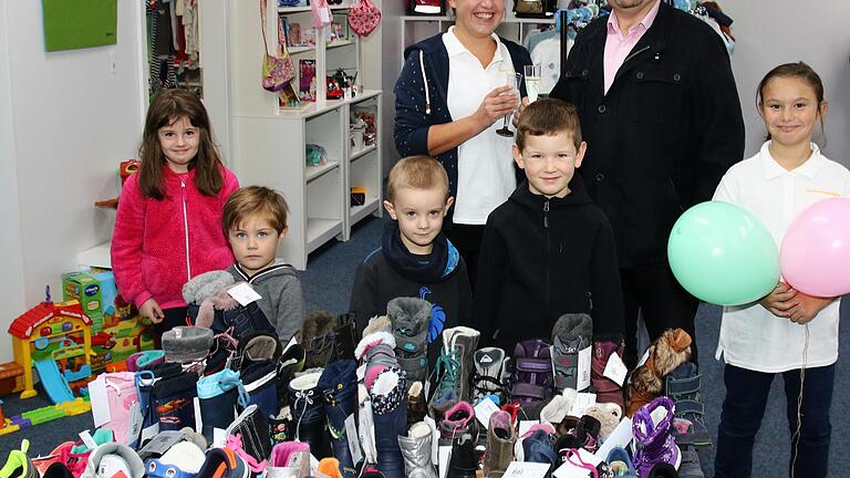 Der erste Bürgermeister des Marktes Wiesentheid, Dr. Werner Knaier, kam als einer der ersten Gäste am Eröffnungstag des Kindersecondhand-Ladens Rappelkiste in die Ladenräume und gratulierte der jungen Unternehmerin Sandra Drechsler.