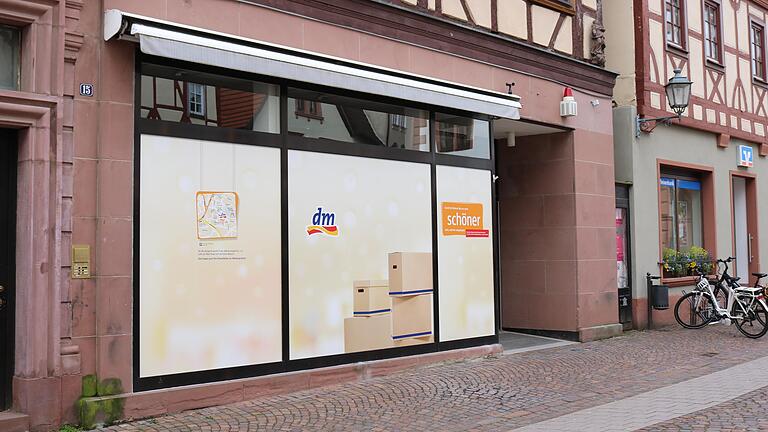 In den früheren dm-Drogeriemarkt an der Hauptstraße zieht eine Filiale des Haushaltswaren-Discounters Kodi ein. In den früheren dm-Drogeriemarkt an der Hauptstraße zieht eine Filiale des Haushaltswaren-Discounters Kodi ein.