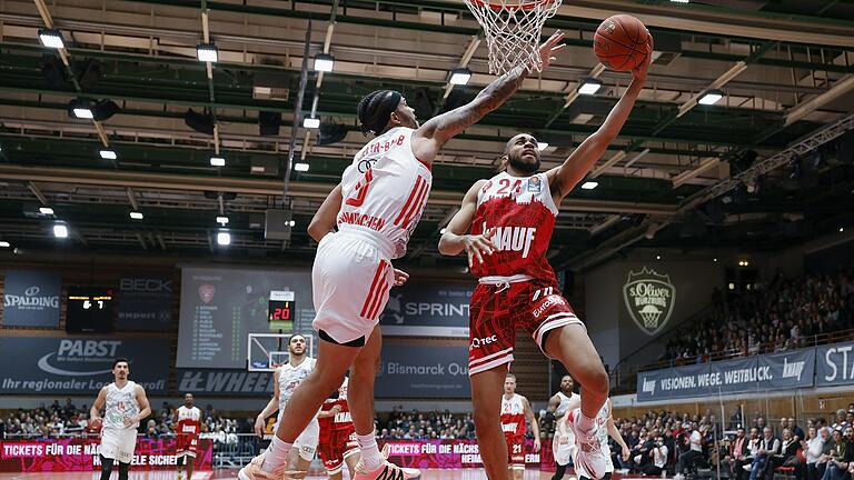 Auf dem Sprung zum großen Coup: Cameron Hunt (am Ball) setzt sich gegen Nick Weiler-Babb durch. Auf dem Sprung zum großen Coup: Cameron Hunt (am Ball) setzt sich gegen Nick Weiler-Babb durch.