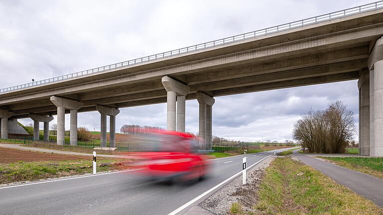 Seit Ende 2019 ist die neue Talbrücke Schraudenbach auf der A7 bei Werneck fertig und für den Verkehr freigegeben.