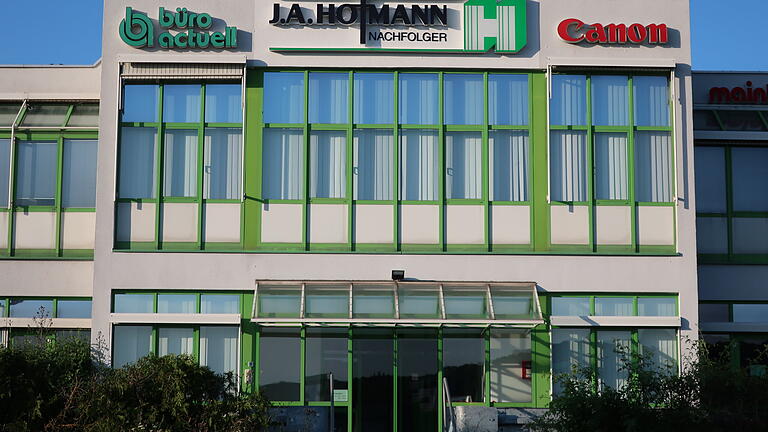 Seit 1991 besteht der J. A. Hofmann Nachf. Maintal-Bürofachmarkt in der Dürrbachau in Würzburg.