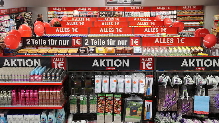 Mit einem Euro auf Einkaufstour       -  Alles für einen Euro gibt es im neuen und vergrößerten EuroShop in der Eichhornstraße &ndash; Seit Freitag ist der Laden als eine von 250 Filialen in Deutschland wieder geöffnet.