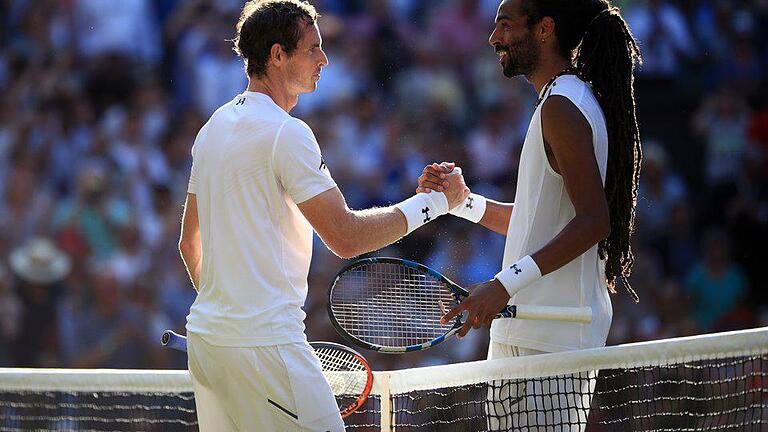 Gratulation - Nacht dem Match gratuliert Dustin Brown dem Briten Andy Murray zu seinem Sieg. Foto: John Walton Gratulation - Nacht dem Match gratuliert Dustin Brown dem Briten Andy Murray zu seinem Sieg. Foto: John Walton