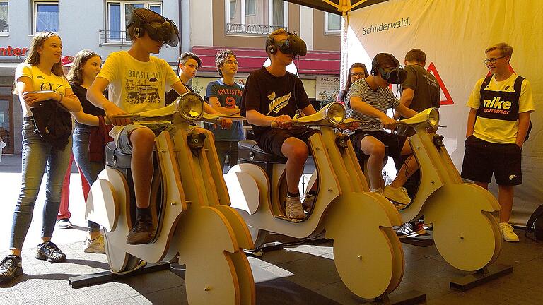 Augen auf die Straße! - List-Schüler zu Besuch in der Verkehrswelt der ADAC-Stiftung in Würzburg.