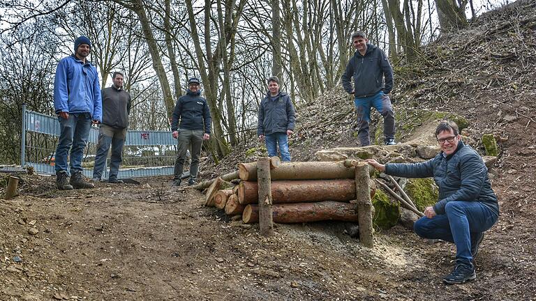 Natürlich soll der zukünftige Flowtrail in Mellrichstadt sicher sein. Der Sachverständige Mario Ladu (rechts) gab vor Ort dazu wertvolle Tipps. Mit im Bild sind (von links) Jonas Seifert, Revierleiter Michael Merkel, Andi Rohe (Rhöntrail), Uwe Scherer (Mitarbeiter Spielplatzmobil GmbH) und Bürgermeister Michael Kraus.