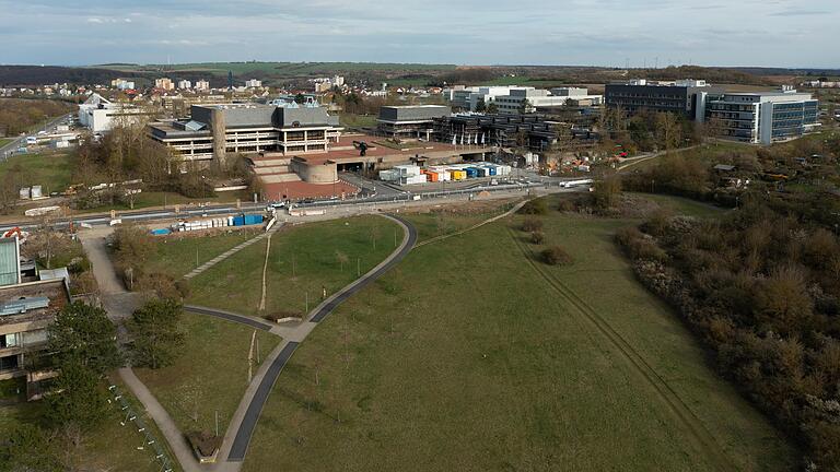 Blick auf den Hubland-Campus der Universität in Würzburg und die sogenannte Drachenwiese. Über diese soll die Straßenbahnlinie 6 künftig führen.