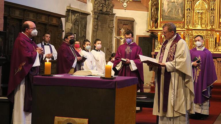 Generalvikar Jürgen Vorndran (Zweiter von rechts) verlas die Urkunde des Bischofs, durch die Pfarrer Sven Johannsen (links) zum Kurator des neuen pastoralen Raums Lohr ernannt wurde. Mit zum Hauptamtlichen-Team gehören (von links) die Pfarrer Slawomir Olszewsi aus Steinfeld und Michael Schmitt aus Frammersbach sowie Pater Andreas Iwanicki aus Mariabuchen.