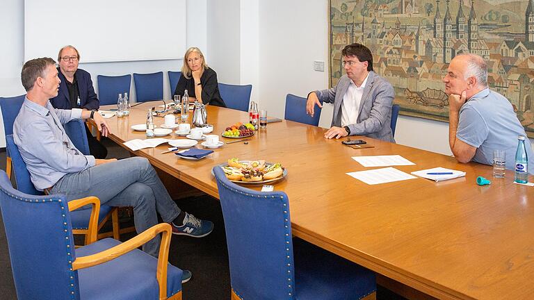 Florian von Brunn (Zweiter von rechts) beim Redaktionsbesuch in Würzburg. Mit im Bild sind (von links) Ivo Knahn, der stellvertretende Chefredakteur der Main-Post, Dominik Hutter, Pressesprecher der SPD-Landtagsfraktion, Julia Ney, persönliche Referentin, und Michael Czygan, Main-Post-Redakteur. Florian von Brunn (Zweiter von rechts) beim Redaktionsbesuch in Würzburg. Mit im Bild sind (von links) Ivo Knahn, der stellvertretende Chefredakteur der Main-Post, Dominik Hutter, Pressesprecher der SPD-Landtagsfraktion, Julia Ney, persönliche Referentin, und Michael Czygan, Main-Post-Redakteur.