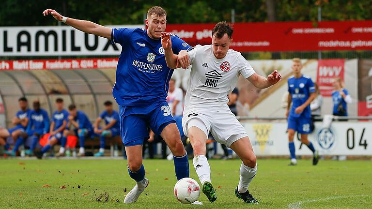 Julian Wild (links) vom FV 04 Würzburg im Zweikampf gegen Alexander Stierstorfer vom SV Donaustauf: Die Würzburger gewannen ihr Heimspiel gegen den im Vorfeld als Favoriten gehandelten Gegner, obwohl sie auch diesmal zunächst in Rückstand lagen.