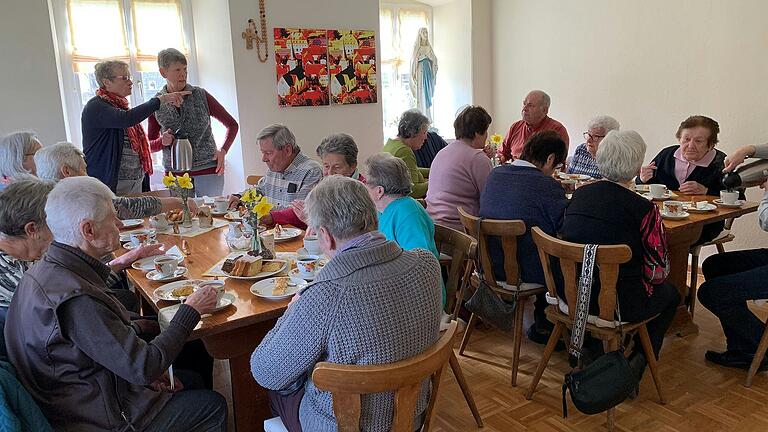 Kaffeetafel im Pfarrhaus.