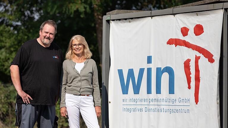 Eddy Bartels arbeitet seit fünf Jahren in einem geförderten Arbeitsverhältnis bei der win GmbH in Würzburg. Ohne seine Fallmanagerin Heike Issing vom Jobcenter in Würzburg hätte er den Wiedereinstieg nicht geschafft. Eddy Bartels arbeitet seit fünf Jahren in einem geförderten Arbeitsverhältnis bei der win GmbH in Würzburg. Ohne seine Fallmanagerin Heike Issing vom Jobcenter in Würzburg hätte er den Wiedereinstieg nicht geschafft. 