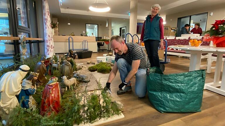 Seit 17 Jahren stellt Marga Mock aus Mittelstreu die große Krippe im Franziska-Streitel-Altenheim auf. Gemeinsam mit Sohn Andreas gestaltete sie im Foyer des neuen Hauses eine detailreiche Darstellung der Weihnachtsgeschichte.