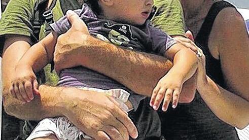 Viel unterwegs: Axel Schmid mit Sohn Santiago und Frau Jenni.