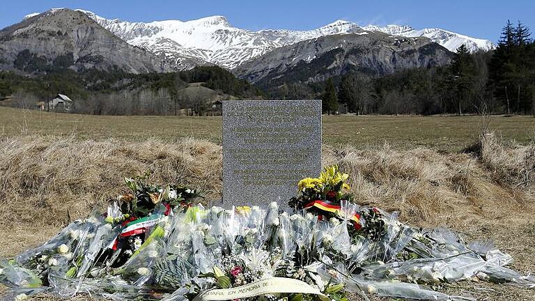 100 Tage nach dem Germanwings-Unglück - Gedenkstätte nahe des Unglücksortes: 150 Menschen starben bei dem Absturz der Germanwings-Maschine im März dieses Jahres. 100 Tage nach dem Germanwings-Unglück - Gedenkstätte nahe des Unglücksortes: 150 Menschen starben bei dem Absturz der Germanwings-Maschine im März dieses Jahres.