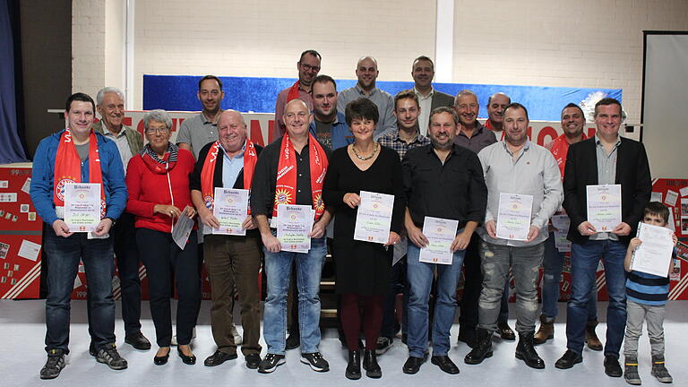 Die Ehrung langjähriger Mitglieder war der feierlich Höhepunkt am Ehrendabend des FC-Bayern-Fanclubs. Im Bild von links, vorne: Dirk Steiger, Ruth Hildenbrand, Herbert Fiedler, Christopher Heafey, Diana und Thomas Köhler, Andy Deivel und Andreas Fiedler mit Jonah. Mitte: Gerhart Kolb, Roland Kosikors, Julian Pohl, Maximilian Köhler, Karl-Heinz Müller, Stefan Pohl und Dorian Peter. Hinten: Stefan Eitel, Johannes Köhler und Ingo Schäfer.