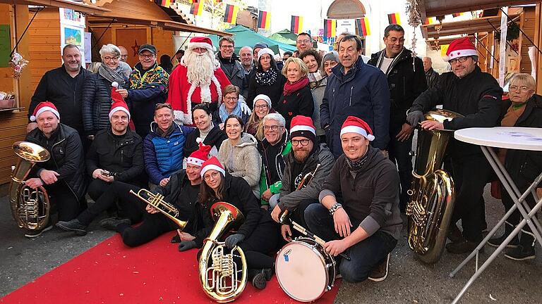 Zwei Tage lang bot die Delegation aus dem Landkreis Haßberge ihre kulinarischen und kunsthandwerklichen Waren auf dem Marché de Noël in Pierrelatte an. Mit von der Partie auch eine Bläsergruppe des Blasorchesters Sand, die die Weihnachtsmarktbesucher in Schwung brachte. Zwei Tage lang bot die Delegation aus dem Landkreis Haßberge ihre kulinarischen und kunsthandwerklichen Waren auf dem Marché de Noël in Pierrelatte an. Mit von der Partie auch eine Bläsergruppe des Blasorchesters Sand, die die Weihnachtsmarktbesucher in Schwung brachte.