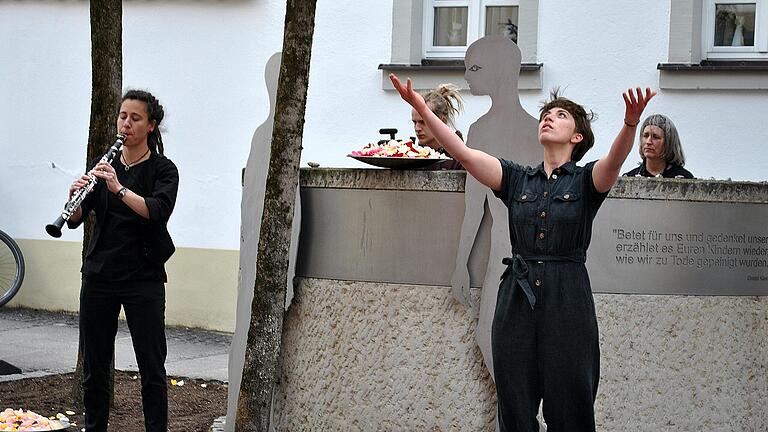 Performance am Denkmal für die getöteten Juden: Initiatorin Eva Warmuth (im Hintergrund) schlägt die Trommel, die Klarinette spielt Anja Günther, dazu tanzt Angelika Warmuth. Performance am Denkmal für die getöteten Juden: Initiatorin Eva Warmuth (im Hintergrund) schlägt die Trommel, die Klarinette spielt Anja Günther, dazu tanzt Angelika Warmuth.
