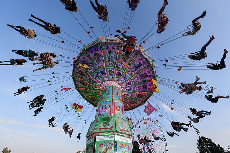 Das Kettenkarussell gehört dazu: Kiliani-Volksfest auf der Talavera 2019.&nbsp;