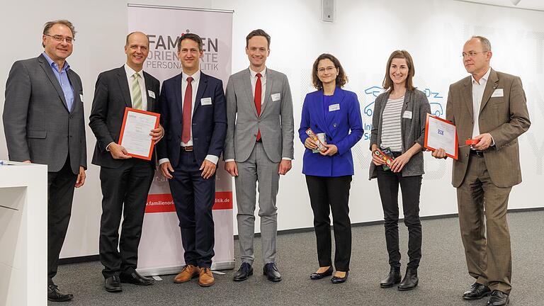Arbeitsagentur-Chef Thomas Stelzer (links) und Landrat Florian Töpper (Mitte) begrüßten die neuen Mitglieder der Initiative. Arbeitsagentur-Chef Thomas Stelzer (links) und Landrat Florian Töpper (Mitte) begrüßten die neuen Mitglieder der Initiative.