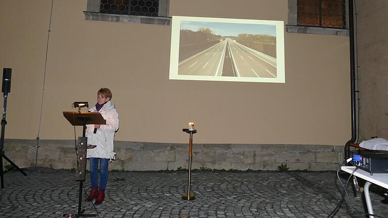 Gaby Will, geistliche Leiterin der Kolpingfamilie Mellrichstadt, gab auf dem Kirchplatz besinnliche Impulse zur Adventszeit.