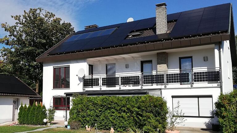 Das Balkongeländer dieses Hauses macht aus Sonnenstrahlen Strom.