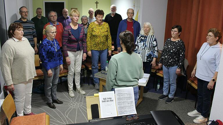 Stimmbildnerin Katja Woitsch fordert die Sängerinnen und Sänger des Gesangverein Urspringen bei den wöchentlichen Proben bei den Stimmübungen.