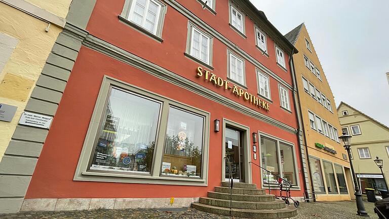 Die Stadt-Apotheke in dem stattlichen barocken Bürgerhaus am Marktplatz wird zum Jahresende ihre Tür dauerhaft schließen. Es ist das Ende einer mehr als 300 Jahre alten Einrichtung in Gerolzhofen.