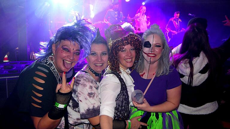 Beste Stimmung herrschte bei der Faschings-Warm-Up-Party der Feuerwehr Sand. Beste Stimmung herrschte bei der Faschings-Warm-Up-Party der Feuerwehr Sand.