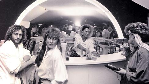 Dauerwelle und Strohhalm: In den 80ern feierten Würzburger Disco-Gänger stilecht. Im Airport war die New-York-Bar immer von gut gekleideten Menschen umlagert.AIRPORT Dauerwelle und Strohhalm: In den 80ern feierten Würzburger Disco-Gänger stilecht. Im Airport war die New-York-Bar immer von gut gekleideten Menschen umlagert.AIRPORT