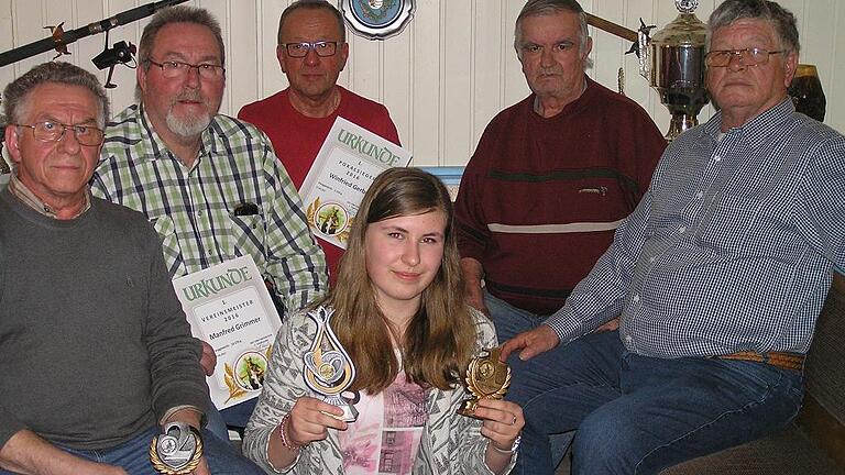 Ausgezeichnete Angler: (von links) Zweiter Vereinsmeister Karl Jaborek, Vereinsmeister Manfred Grimmer, Zweiter Vorsitzender Winfried Gerber, Jugendmeisterin und Pokalsiegerin Paula Mayer, Ehrenvorsitzender Karl Lutz und Dritter Vereinsmeister Robert Mayer.