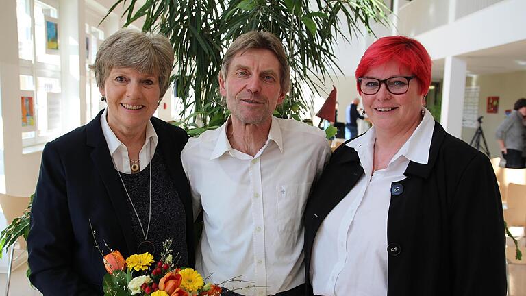 Konrektorin Ellen Erhard (rechts) verabschiedete die Lehrkräfte  (von links) Sabine Büchner und Axel Triphan.Christian Friedl       -  Konrektorin Ellen Erhard (rechts) verabschiedete die Lehrkräfte  (von links) Sabine Büchner und Axel Triphan.Christian Friedl