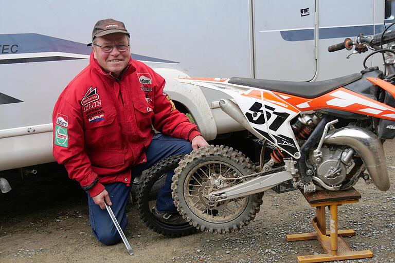 Der Ex-Profi "Schrauber" Hermann Welzenbach legt seine ganze technische Kompetenz in ein optimal fahrendes Cross-Motorrad. Der Ex-Profi "Schrauber" Hermann Welzenbach legt seine ganze technische Kompetenz in ein optimal fahrendes Cross-Motorrad.