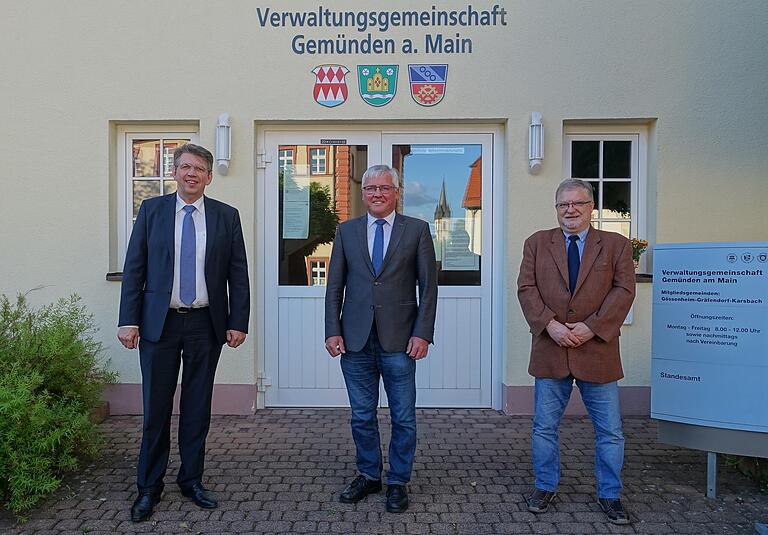 Martin Göbel (Mitte), Bürgermeister von Karsbach, tritt seine vierte Amtszeit als Vorsitzender der Verwaltungsgemeinschaft Gemünden an. Seine Stellvertreter sind die Bürgermeister von Gräfendorf und Gössenheim, Johannes Wagenpfahl (links) und Klaus Schäfer. Martin Göbel (Mitte), Bürgermeister von Karsbach, tritt seine vierte Amtszeit als Vorsitzender der Verwaltungsgemeinschaft Gemünden an. Seine Stellvertreter sind die Bürgermeister von Gräfendorf und Gössenheim, Johannes Wagenpfahl (links) und Klaus Schäfer.