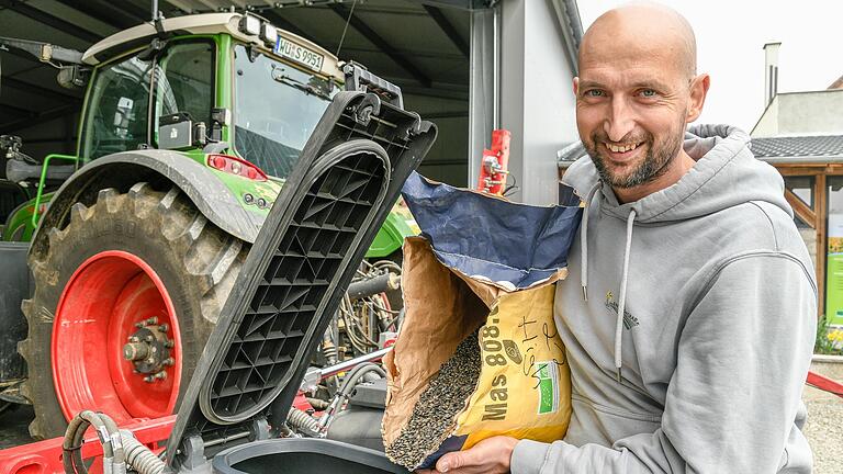 Landwirte aus der Region wollen der Speiseöl-Knappheit mit einer neuen Liefergemeinschaft begegnen. Im Bild Biobauer Benedikt Endres aus Gützingen (Lkr. Würzburg) beim Befüllen einer Saatmaschine.