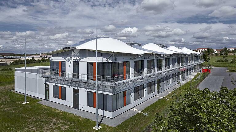 Prämiertes 'Energy Efficiency Center' – Heimat des Zentrums für Angewandte Energieforschung (ZAE) in Würzburg, das seit 1. Januar CAE heißt. Prämiertes 'Energy Efficiency Center' – Heimat des Zentrums für Angewandte Energieforschung (ZAE) in Würzburg, das seit 1. Januar CAE heißt.
