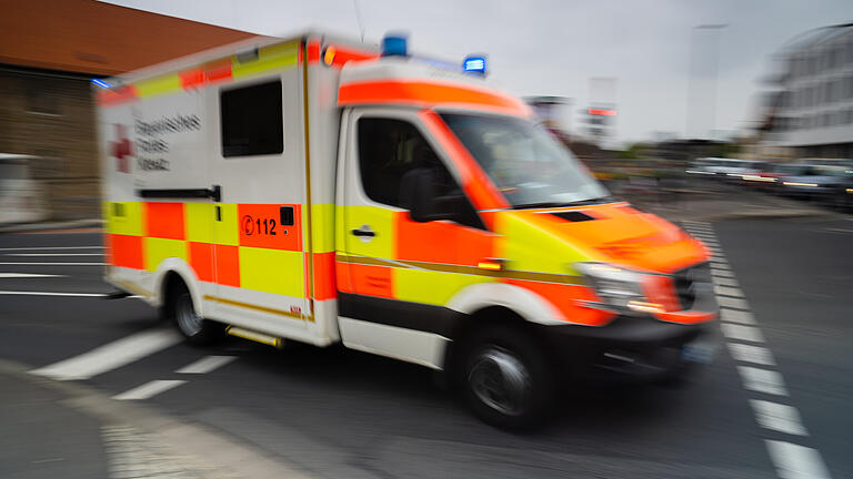 Mit einem Rettungswagen (Symbolbild) mussten am Samstag zwei Spieler der Fußballpartie TSV Münnerstadt gegen DJK Altbessingen ins Krankenhaus gebracht werden.