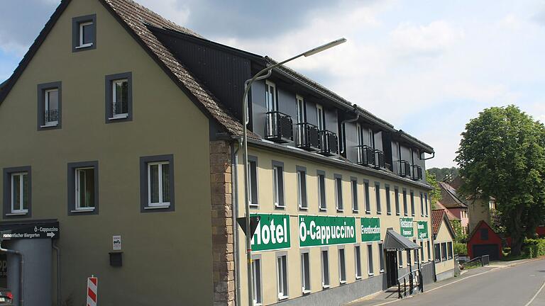 Direkt an der Straße liegt der ehemalige Landgasthof im Geiselwinder Ortsteil Rehweiler. Er wurde zum Hotel mit Eventanlage und Gastronomie umgebaut.