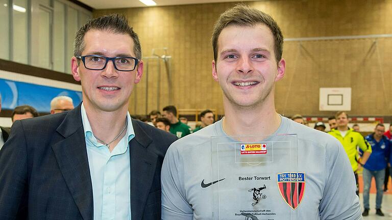 Bezirksvorsitzender Jürgen Pfau (links) zeichnet Peter Trappschuh vom TSV Rottendorf als besten Torhüter der Hallen-Bezirksmeisterschaften 2018 in Bad Neustadt aus.