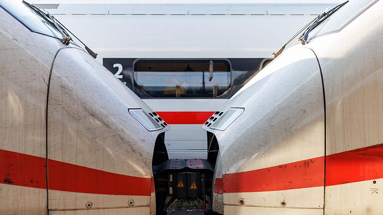 Lage im Bahnverkehr nach Absage des Warnstreiks       -  Fahrgäste in ICEs auf der Strecke München-Berlin mussten am Freitag mit Ausfällen oder bis zu zwei Stunden Verspätung rechnen. (Archivbild)