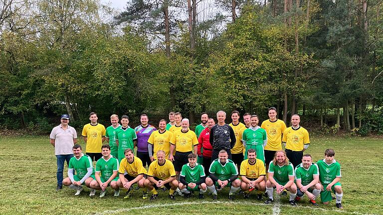 Unser Bild zeigt beide Mannschaften, die Landjugend Hohnhausen im grünen Trikot, die Ibinder in Gelb.