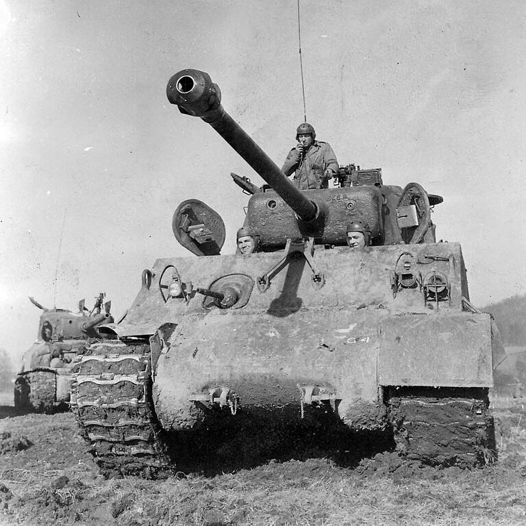 Schwere Sherman-Kampfpanzer bildeten die Speerspitze der US-Truppen bei der Einnahme Ochsenfurts am 1. April 1945.&nbsp;
